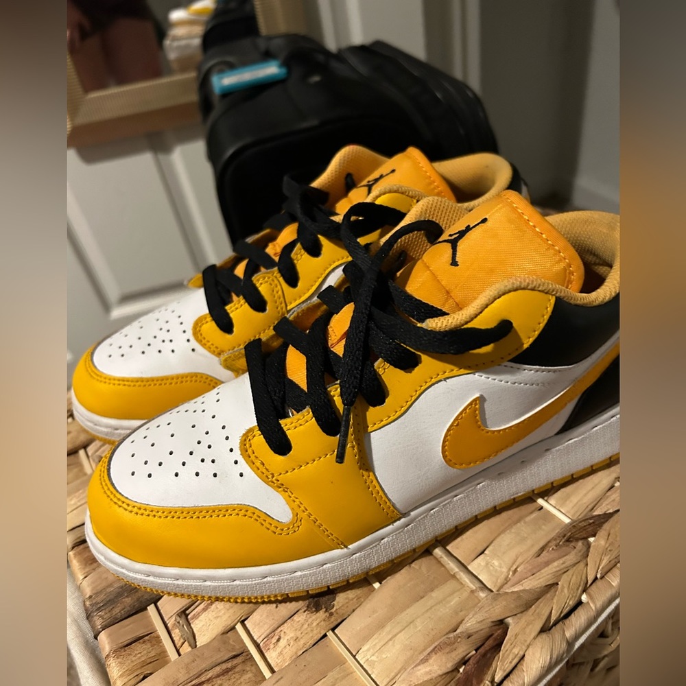 Nike Jordan 1s low “taxis”